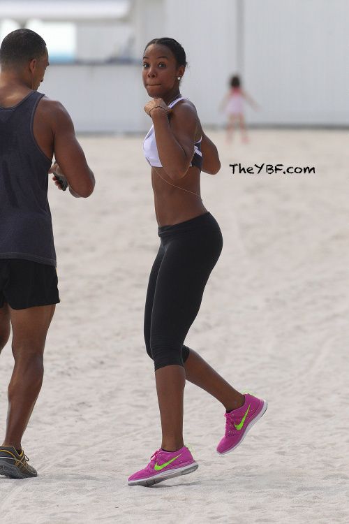 Beachy Keen Kelly Rowland Flexs Her Abs During Beach Workout The